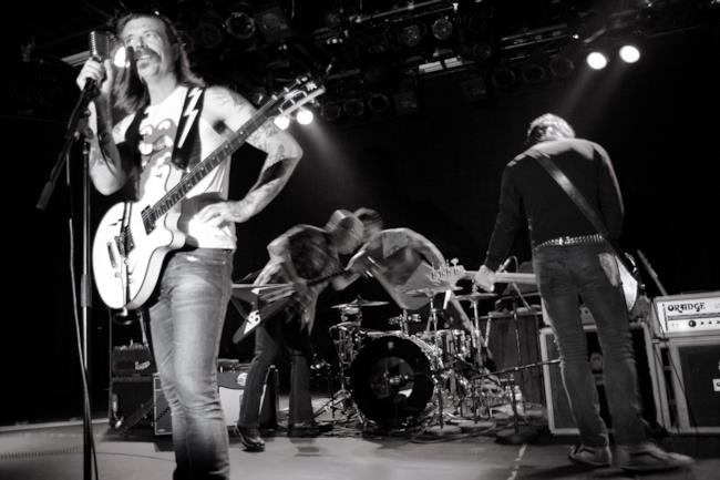 Gli Eagles of Death Metal in un concerto del 2009
