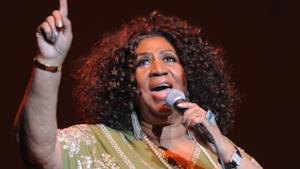 Primo piano di Aretha Franklin mentre canta