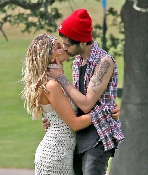 Zayn Malik e Perrie Edwards si baciano sulle labbra