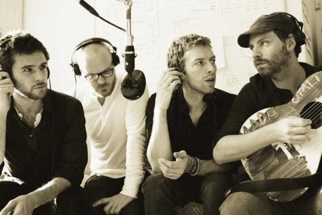 Una foto dei 4 membri dei Coldplay in bianco e nero