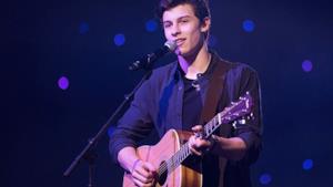 Shawn Mendes sul palco durante un'esibizione live