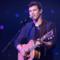 Shawn Mendes sul palco durante un'esibizione live