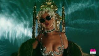 Rihanna - Pour It Up i momenti hot del video - 21