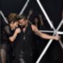 Jennifer Lopez e Ricky Martin cantano insieme in una gabbia fatta di neon