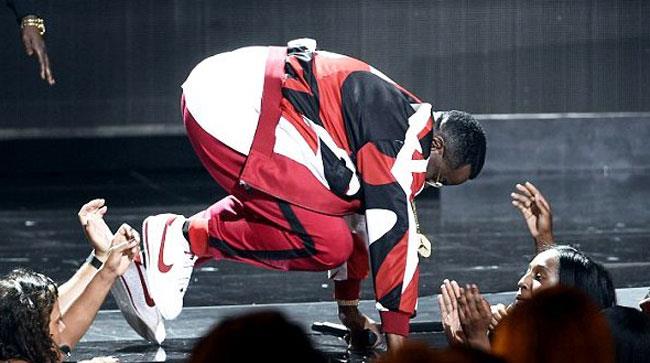Puff Daddy cade dal palco dei BET Awards 2015