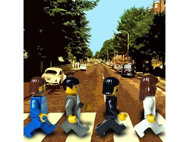 La copertina di Abbey Road riprodotta con i Lego