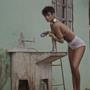Rihanna posa vicino a un lavatoio