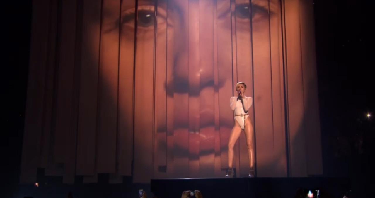 Miley Cyrus Sexy Outfit MTV ema Awards - 3