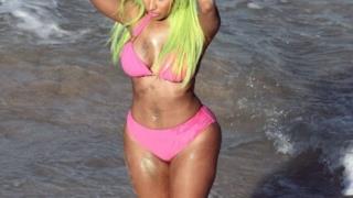 Nicki Minaj in bikini rosa