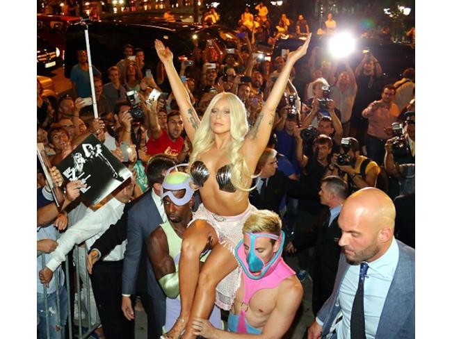 Lady Gaga attraversa la folla sollevata sulle braccia dei suoi valletti