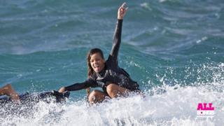 Rihanna Hawaii - fa le corna mentre viene trascianta dal Jet-ski