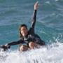 Rihanna Hawaii - fa le corna mentre viene trascianta dal Jet-ski