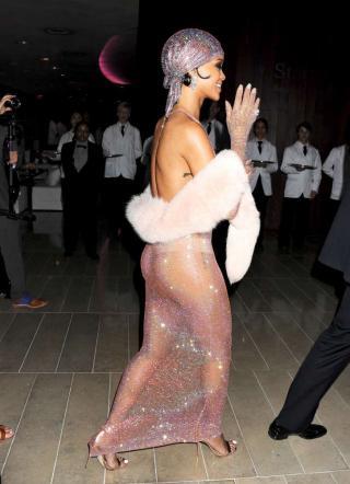 Rihanna con una stola di pelo