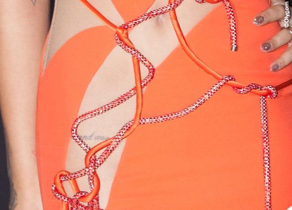 Rita Ora sfoggia il suo mini dress