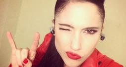 Lodovica Comello strizza l'occhio e fa le corna