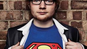 Ed Sheeran con maglietta Superman