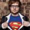 Ed Sheeran con maglietta Superman