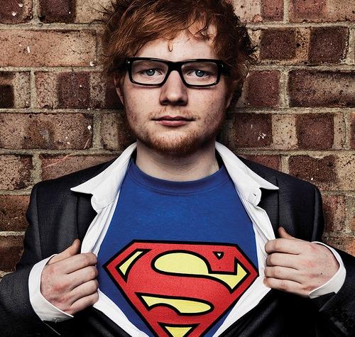 Ed Sheeran con maglietta Superman
