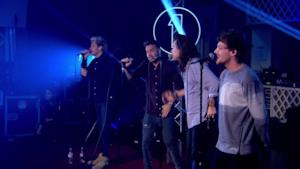 Gli One Direction sul palco del BBC Radio 1 Live Lounge 2015