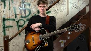 George Ezra e la sua chitarra