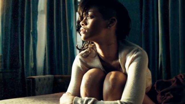 Rihanna nel video di Diamonds