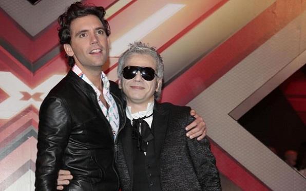Mika e Morgan abbracciati durante l'ottava edizione di X Factor nel 2014