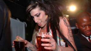 Amy Winehouse, stop alcool o morte certa [UPDATE]