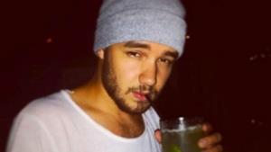 Liam Payne con un cocktail in mano