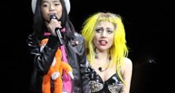 Lady Gaga con una fan sul palco