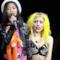 Lady Gaga con una fan sul palco