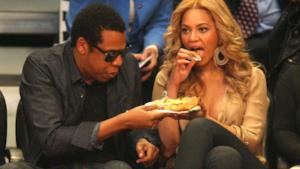 Beyoncé e Jay-Z mangiano junk food