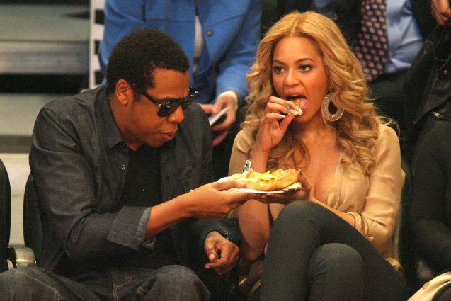 Beyonc&#233; e Jay-Z mangiano junk food