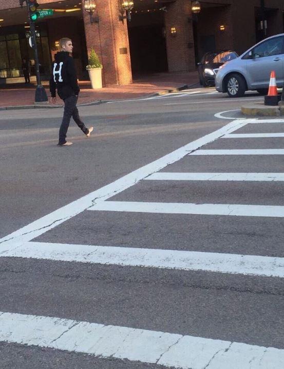 Justin a piedi nudi a Boston