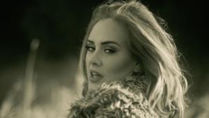 Adele come appare nel video ufficiale di Hello