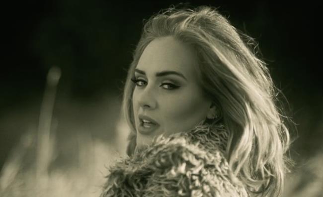 Adele come appare nel video ufficiale di Hello