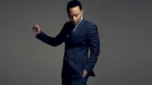 John Legend con vestito blu elegante