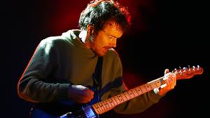 Damien Rice con la chitarra sul palco