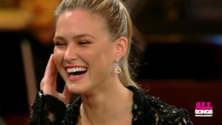 Bar Refaeli sorride dopo aver suonato la batteria