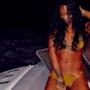 Rihanna in bikini dorato