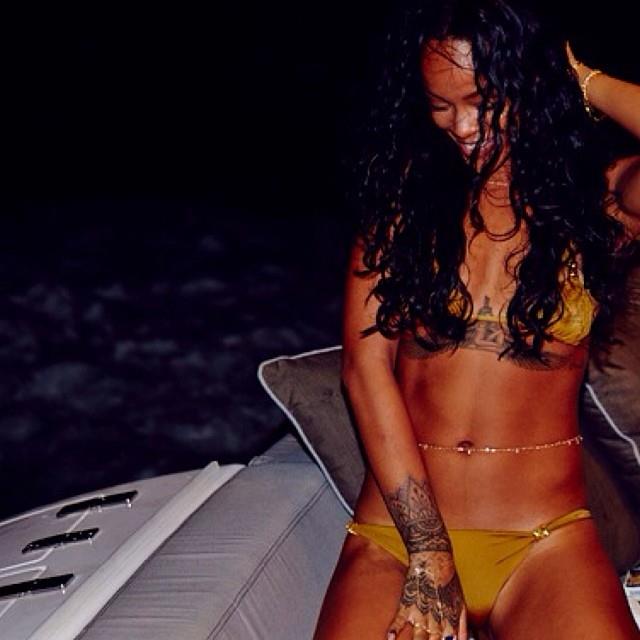 Rihanna in bikini dorato