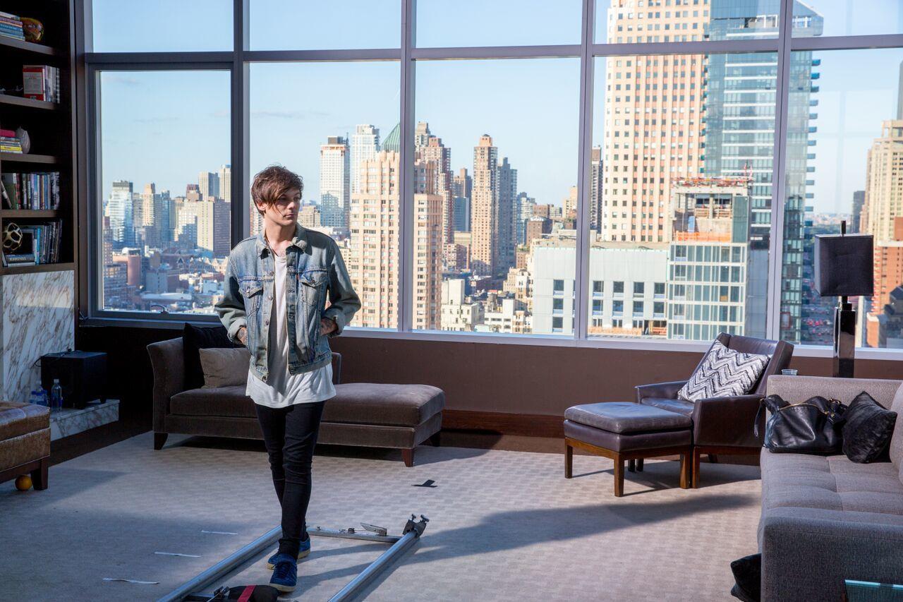 Louis Tomlinson pensieroso in albergo