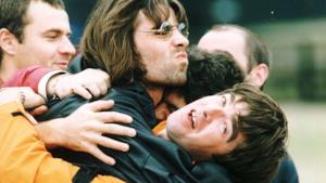 Liam e Noel Gallagher degli Oasis abbracciati