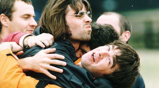 Liam e Noel Gallagher degli Oasis abbracciati