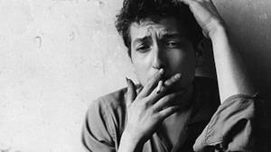 Primo piano di Bob Dylan mentre fuma