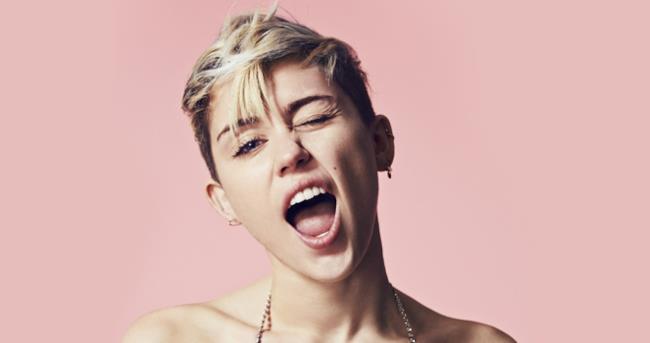 Miley Cyrus strizza l&#39;occhio a Linda Perry