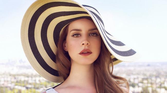 Primo piano di Lana Del Rey con un cappello a righe