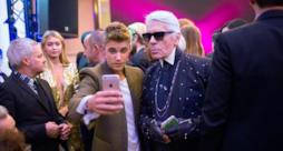 Justin Bieber si spoglia per Karl Lagerfeld