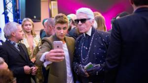 Justin Bieber si spoglia per Karl Lagerfeld