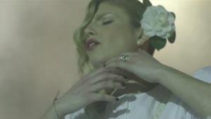 Emma con vestito bianco e fiore tra i capelli