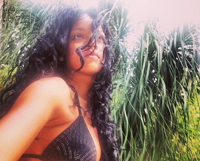 Rihanna, autoscatto in costume